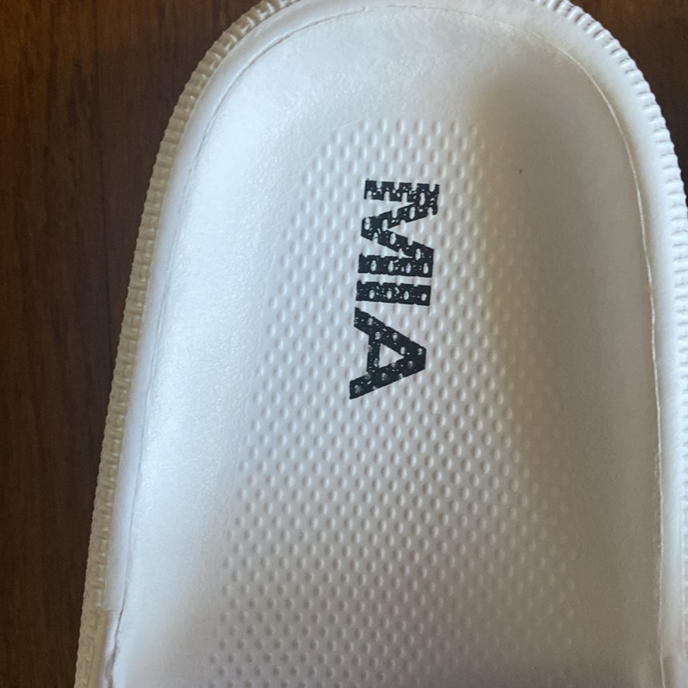 MIA White slides - Picture 3 of 4